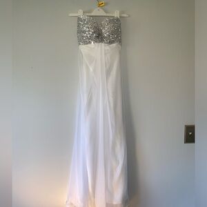 White Sparkley Strapless Prom/Cotil Dress